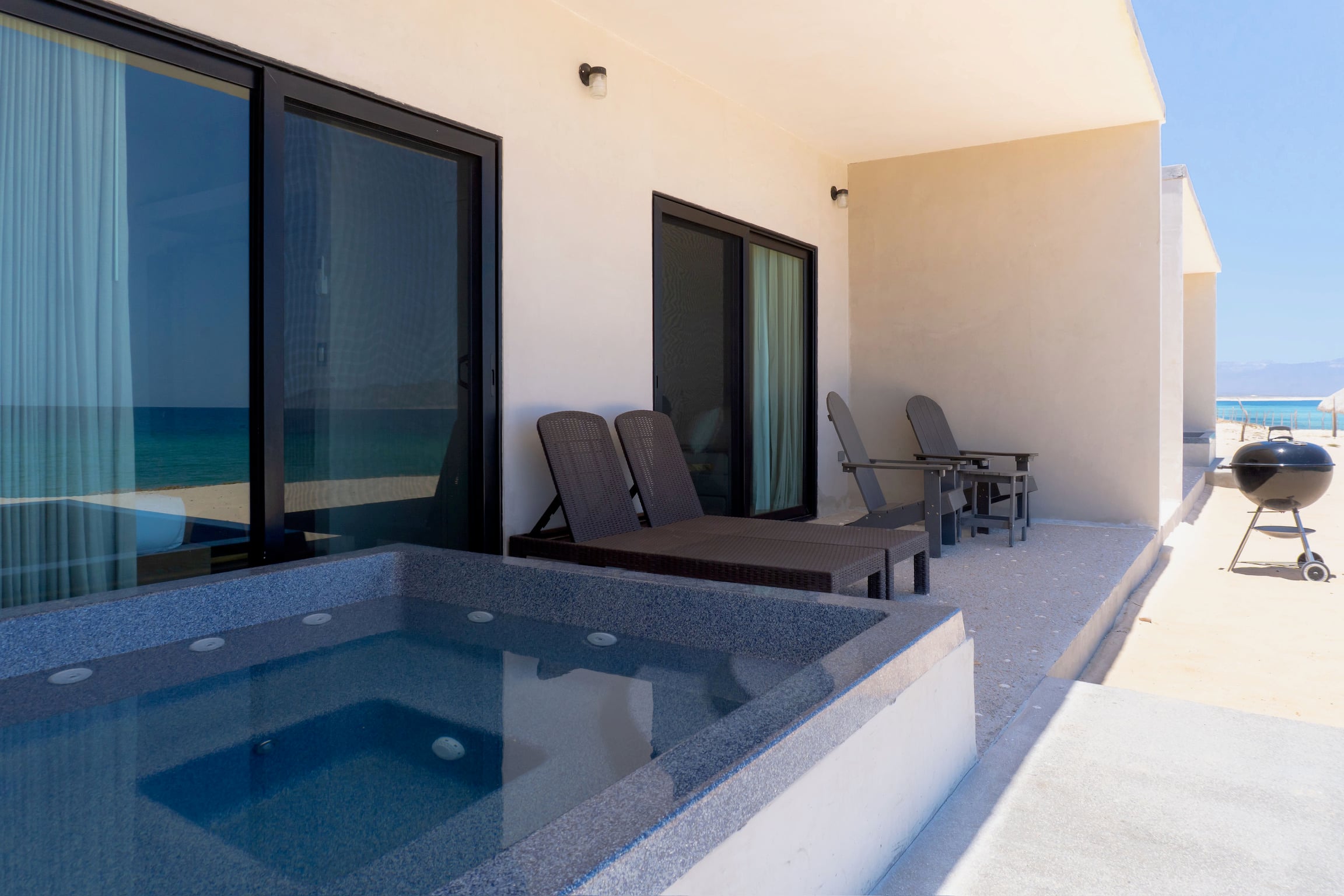 Interior Beach Front Condo con vista al mar