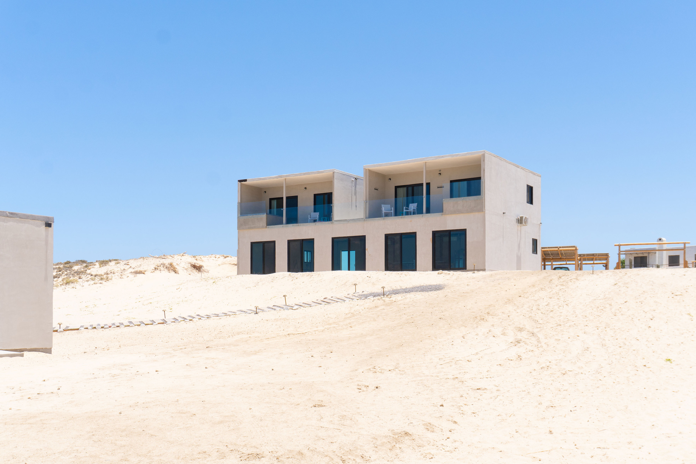 Paisaje de playa y desierto en Bahía Turquesa